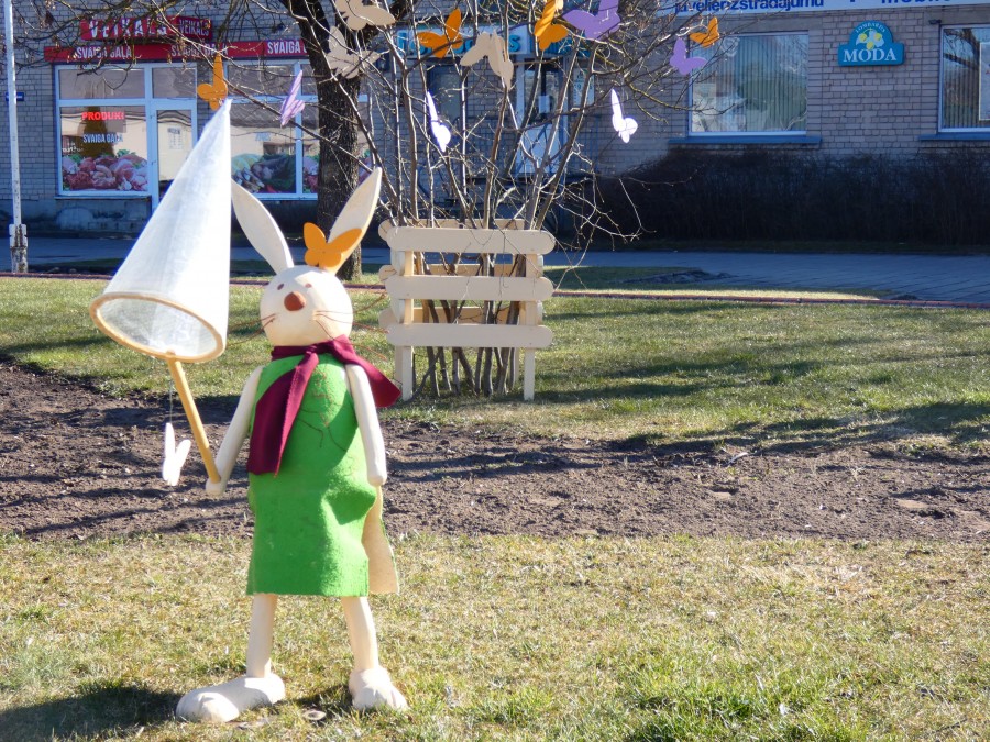 Pavasara saulgriežu noskaņu Preiļos ienes Lieldienu zaķi