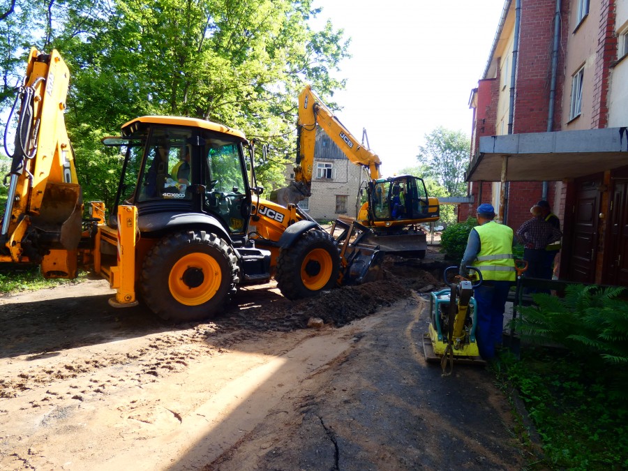 Turpinās ūdensvada un kanalizācijas tīklu rekonstrukcija daudzstāvu māju apbūvei Mehanizatoru-Pils ielu rajonā